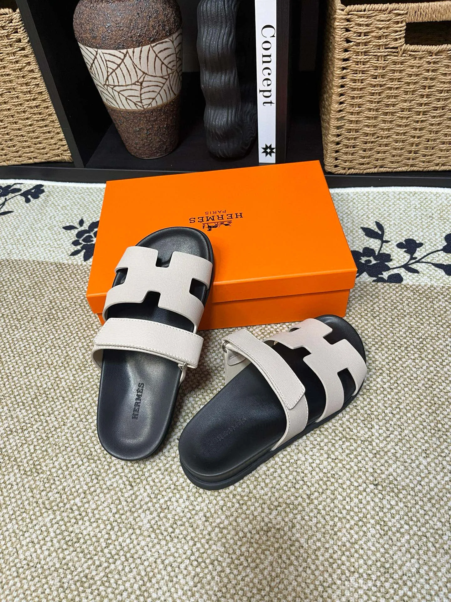P300 Long-term stock Hermes men’s Kazimir slippers for couples - top quality woven calfskin functional sandals with intertwined uppers inspired by the “H” iconic pattern to create a casual look, perfect for summer. Imported cowhide + cowhide lining + TUP outsole Size: 35-46
